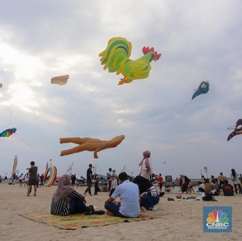 Ada Penampakan Ayam dan Kuda Laut Raksasa Terbang di Atas Pantai Ancol