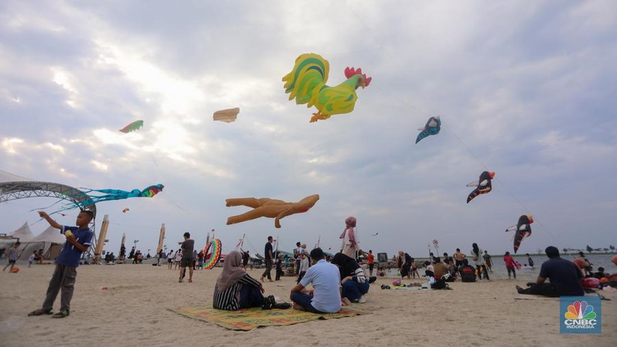 Festival Layang-layang Internasional 2024 di Pantai Lagon, Ancol, Jakarta, Senin (24/6/2024).  (CNBC Indonesia/Faisal Rahman)