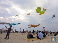 Ada Penampakan Ayam dan Kuda Laut Raksasa Terbang di Atas Pantai Ancol