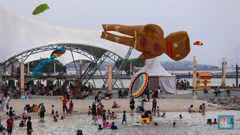 Festival Layang-layang Internasional 2024 di Pantai Lagon, Ancol, Jakarta, Senin (24/6/2024).  (CNBC Indonesia/Faisal Rahman)