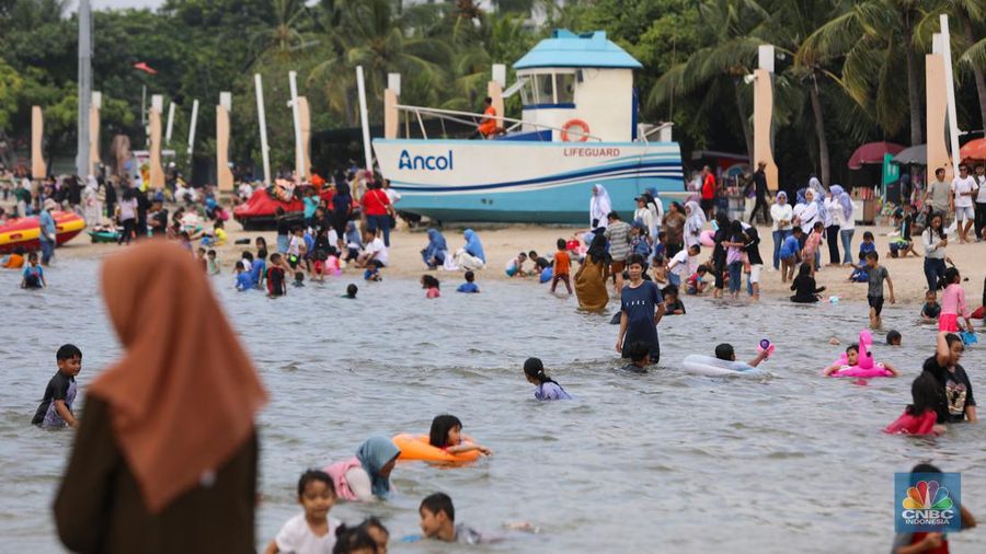 Festival Layang-layang Internasional 2024 di Pantai Lagon, Ancol, Jakarta, Senin (24/6/2024).  (CNBC Indonesia/Faisal Rahman)
