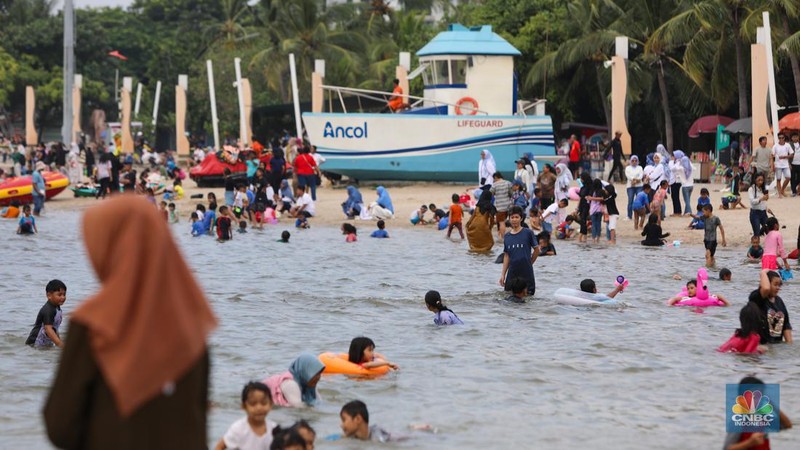 Festival Layang-layang Internasional 2024 di Pantai Lagon, Ancol, Jakarta, Senin (24/6/2024).  (CNBC Indonesia/Faisal Rahman)