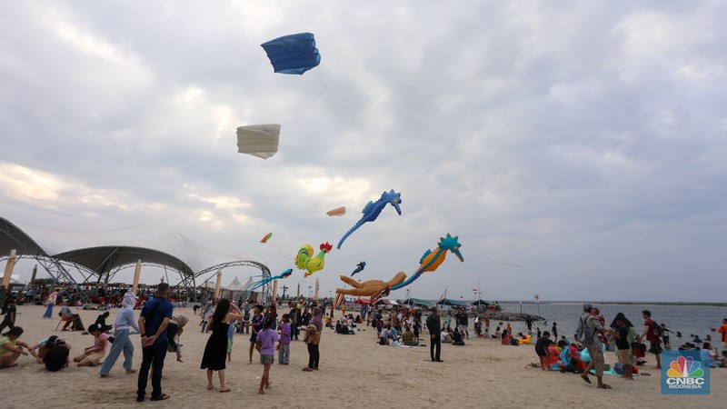 Festival Layang-layang Internasional 2024 di Pantai Lagon, Ancol, Jakarta, Senin (24/6/2024). (CNBC Indonesia/Faisal Rahman) Festival Layang-layang Internasional 2024 di Pantai Lagon, Ancol, Jakarta, Senin (24/6/2024). (CNBC Indonesia/Faisal Rahman)