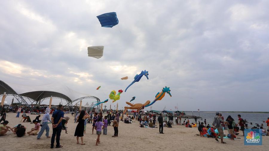 Festival Layang-layang Internasional 2024 di Pantai Lagon, Ancol, Jakarta, Senin (24/6/2024).  (CNBC Indonesia/Faisal Rahman)
