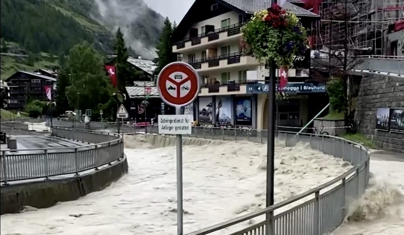 Hujan deras mengguyur wilayah lembah Mesolcina di wilayah Grisons, Swiss selama beberapa hari menyebabkan banjir dan tanah longsor. Hujan deras mengguyur wilayah lembah Mesolcina di wilayah Grisons, Swiss selama beberapa hari menyebabkan banjir dan tanah longsor. (Tangkapan Layar Video Reuters/YURY LIBERAU)