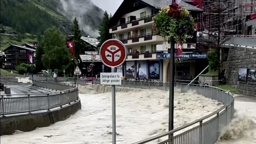 Hujan deras mengguyur wilayah lembah Mesolcina di wilayah Grisons, Swiss selama beberapa hari menyebabkan banjir dan tanah longsor. (Tangkapan Layar Video Reuters/YURY LIBERAU)