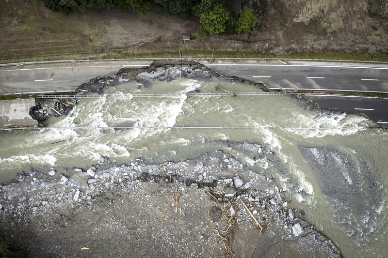 Hujan deras mengguyur wilayah lembah Mesolcina di wilayah Grisons, Swiss selama beberapa hari menyebabkan banjir dan tanah longsor. (Tangkapan Layar Video Reuters/YURY LIBERAU)