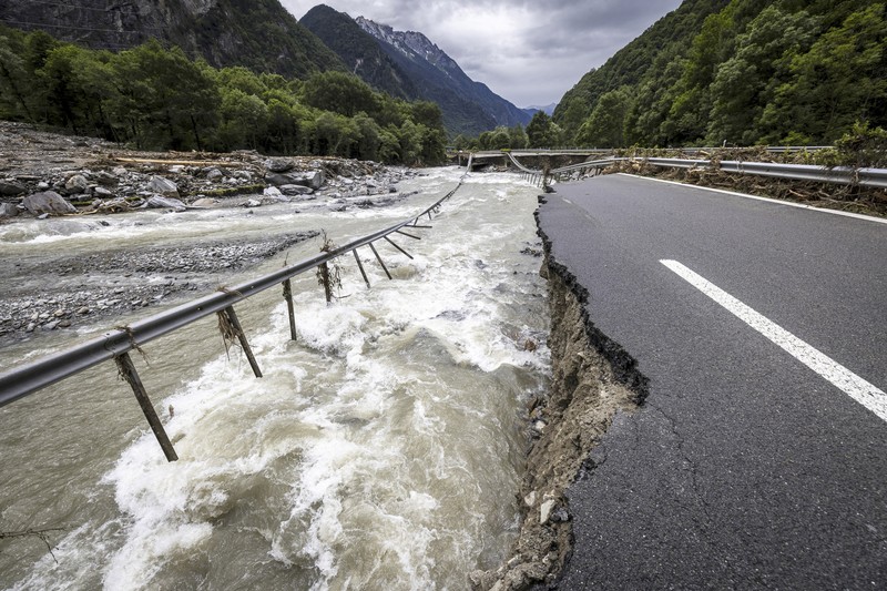Hujan deras mengguyur wilayah lembah Mesolcina di wilayah Grisons, Swiss selama beberapa hari menyebabkan banjir dan tanah longsor. (Tangkapan Layar Video Reuters/YURY LIBERAU)