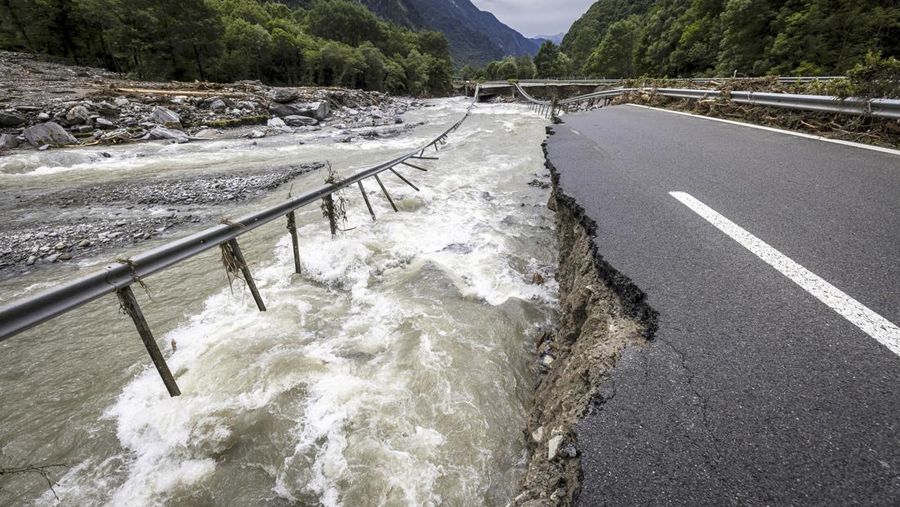 Hujan deras mengguyur wilayah lembah Mesolcina di wilayah Grisons, Swiss selama beberapa hari menyebabkan banjir dan tanah longsor. (Tangkapan Layar Video Reuters/YURY LIBERAU)