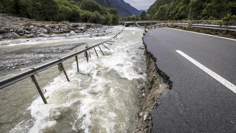 Hujan deras mengguyur wilayah lembah Mesolcina di wilayah Grisons, Swiss selama beberapa hari menyebabkan banjir dan tanah longsor. (Tangkapan Layar Video Reuters/YURY LIBERAU)