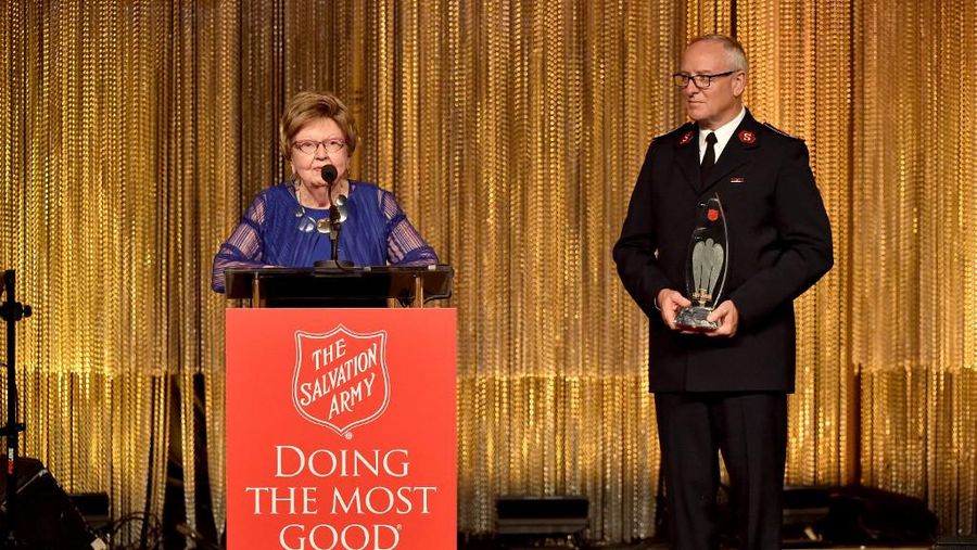 Joan Payden (kiri) Penerima penghargaan saat berbicara di atas panggung pada The Salvation Army 2019 Sally Awards di Beverly Wilshire Four Seasons Hotel pada 19 Juni 2019 di Beverly Hills, California. (Photo by GREGG DEGUIRE / GETTY IMAGES NORTH AMERICA / Getty Images via AFP)