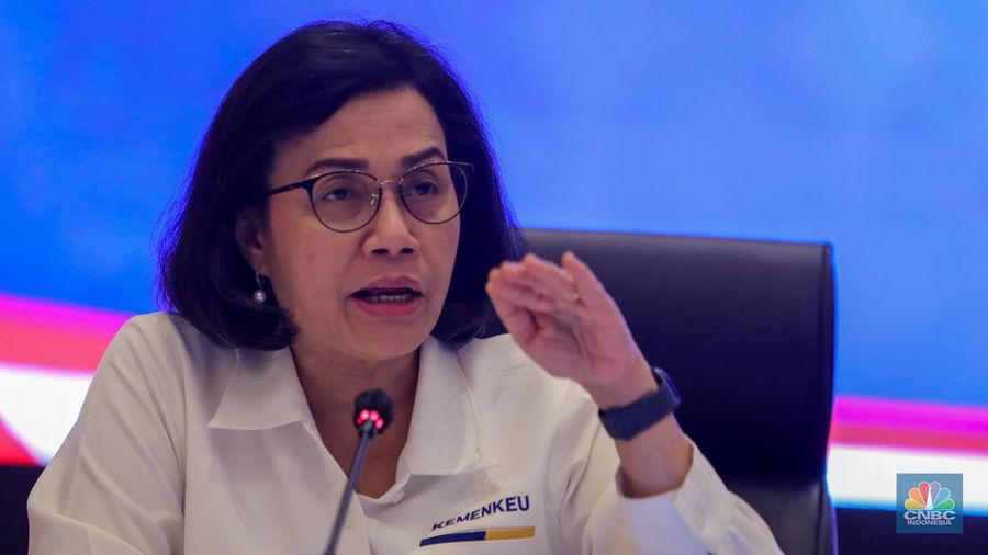 Menteri Keuangan, Sri Mulyani menyampaikan keterangan saat konferensi pers terkait Kondisi Fundamental Ekonomi Terkini dan Rencana Anggaran Pendapatan dan Belanja Negara (APBN) 2025 di Kantor Pusat Direktorat Jenderal Pajak, Jakarta, Senin (24/6/2024). (CNBC Indonesia/Faisal Rahman)