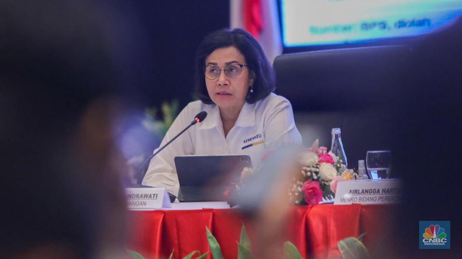 Menteri Keuangan, Sri Mulyani menyampaikan keterangan saat konferensi pers terkait Kondisi Fundamental Ekonomi Terkini dan Rencana Anggaran Pendapatan dan Belanja Negara (APBN) 2025 di Kantor Pusat Direktorat Jenderal Pajak, Jakarta, Senin (24/6/2024). (CNBC Indonesia/Faisal Rahman)
