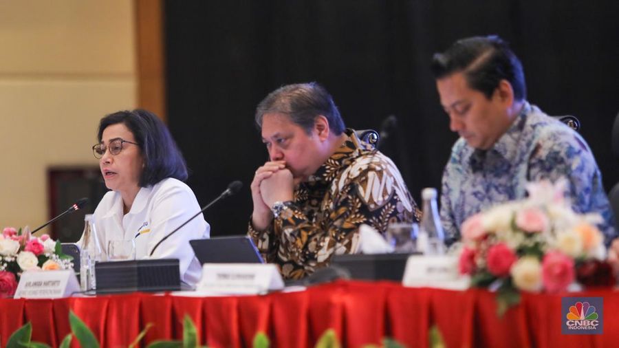 Menteri Keuangan, Sri Mulyani menyampaikan keterangan saat konferensi pers terkait Kondisi Fundamental Ekonomi Terkini dan Rencana Anggaran Pendapatan dan Belanja Negara (APBN) 2025 di Kantor Pusat Direktorat Jenderal Pajak, Jakarta, Senin (24/6/2024). (CNBC Indonesia/Faisal Rahman)