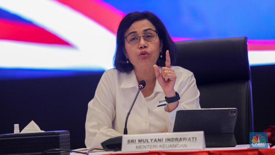 Menteri Keuangan, Sri Mulyani menyampaikan keterangan saat konferensi pers terkait Kondisi Fundamental Ekonomi Terkini dan Rencana Anggaran Pendapatan dan Belanja Negara (APBN) 2025 di Kantor Pusat Direktorat Jenderal Pajak, Jakarta, Senin (24/6/2024). (CNBC Indonesia/Faisal Rahman)