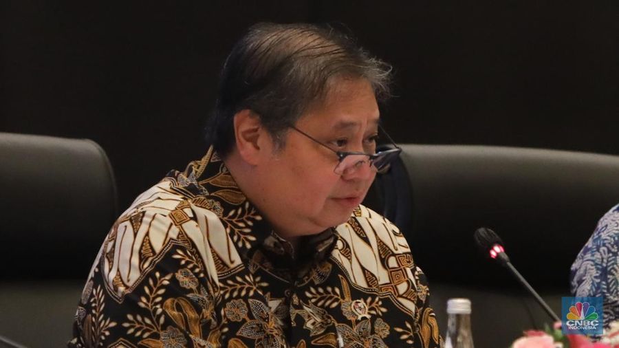 Menteri Koordinator Bidang Perekonomian, Airlangga Hartarto menyampaikan keterangan saat konferensi pers terkait Kondisi Fundamental Ekonomi Terkini dan Rencana Anggaran Pendapatan dan Belanja Negara (APBN) 2025 di Kantor Pusat Direktorat Jenderal Pajak, Jakarta, Senin (24/6/2024). (CNBC Indonesia/Faisal Rahman)
