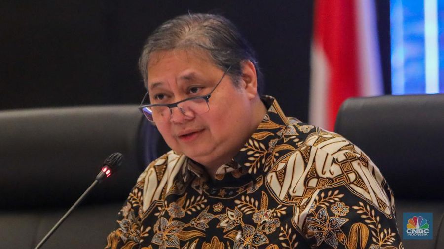 Menteri Koordinator Bidang Perekonomian, Airlangga Hartarto menyampaikan keterangan saat konferensi pers terkait Kondisi Fundamental Ekonomi Terkini dan Rencana Anggaran Pendapatan dan Belanja Negara (APBN) 2025 di Kantor Pusat Direktorat Jenderal Pajak, Jakarta, Senin (24/6/2024). (CNBC Indonesia/Faisal Rahman)