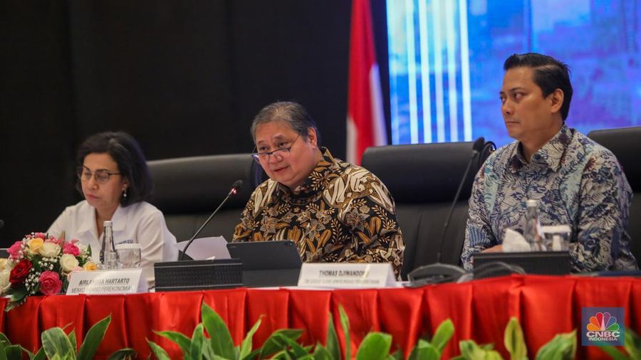 Menteri Koordinator Bidang Perekonomian, Airlangga Hartarto menyampaikan keterangan saat konferensi pers terkait Kondisi Fundamental Ekonomi Terkini dan Rencana Anggaran Pendapatan dan Belanja Negara (APBN) 2025 di Kantor Pusat Direktorat Jenderal Pajak, Jakarta, Senin (24/6/2024). (CNBC Indonesia/Faisal Rahman)