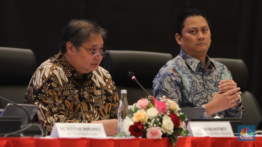 Menteri Koordinator Bidang Perekonomian, Airlangga Hartarto menyampaikan keterangan saat konferensi pers terkait Kondisi Fundamental Ekonomi Terkini dan Rencana Anggaran Pendapatan dan Belanja Negara (APBN) 2025 di Kantor Pusat Direktorat Jenderal Pajak, Jakarta, Senin (24/6/2024). (CNBC Indonesia/Faisal Rahman)