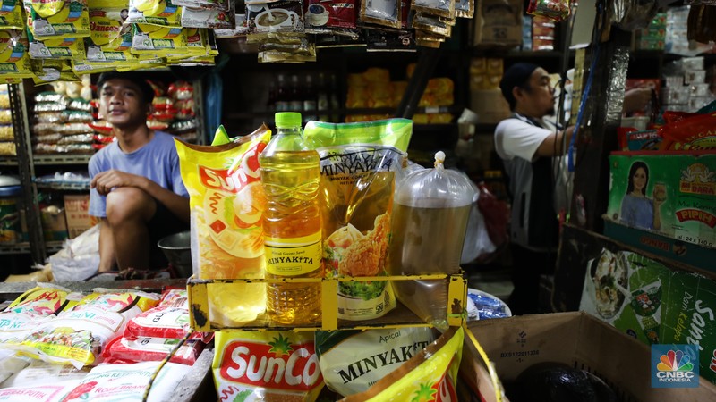 Minyak goreng bersubsidi Minyakita di Pasar Kebayoran Lama, Jakarta, Senin (24/6/2024). (CNBC Indonesia/Tri Susilo) Minyak goreng bersubsidi Minyakita di Pasar Kebayoran Lama, Jakarta, Senin (24/6/2024). (CNBC Indonesia/Tri Susilo)