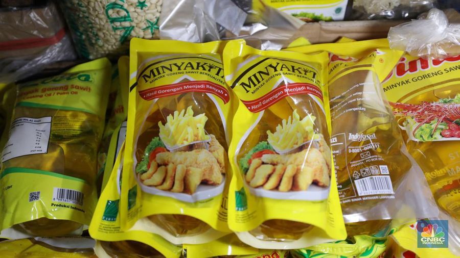 Minyak goreng bersubsidi Minyakita di Pasar Kebayoran Lama, Jakarta, Senin (24/6/2024). (CNBC Indonesia/Tri Susilo)