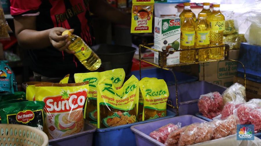 Minyak goreng bersubsidi Minyakita di Pasar Kebayoran Lama, Jakarta, Senin (24/6/2024). (CNBC Indonesia/Tri Susilo)