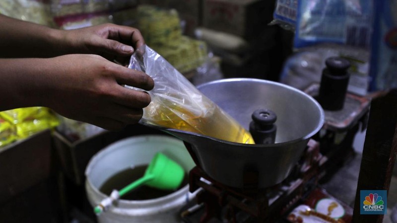 Minyak goreng bersubsidi Minyakita di Pasar Kebayoran Lama, Jakarta, Senin (24/6/2024). (CNBC Indonesia/Tri Susilo)