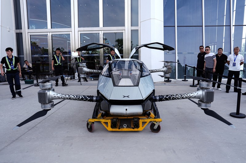 Mobil terbang listrik XPeng Voyager X2 karya XPeng AeroHT, dipamerkan di Beijing, China 18 Juni 2024. (REUTERS/Tingshu Wang)
