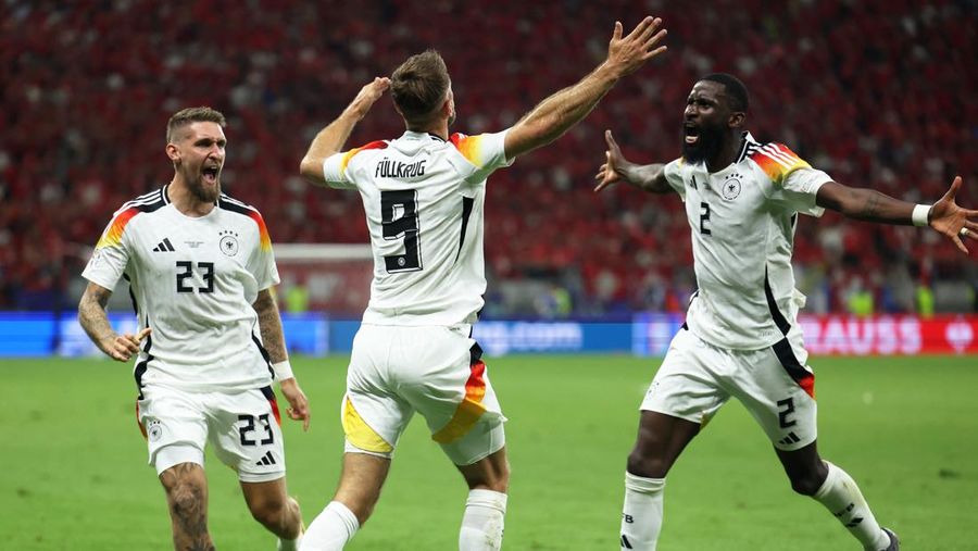 Kai Havertz dari Jerman beraksi dengan Manuel Akanji dari Swiss. REUTERS/Kai Pfaffenbach
