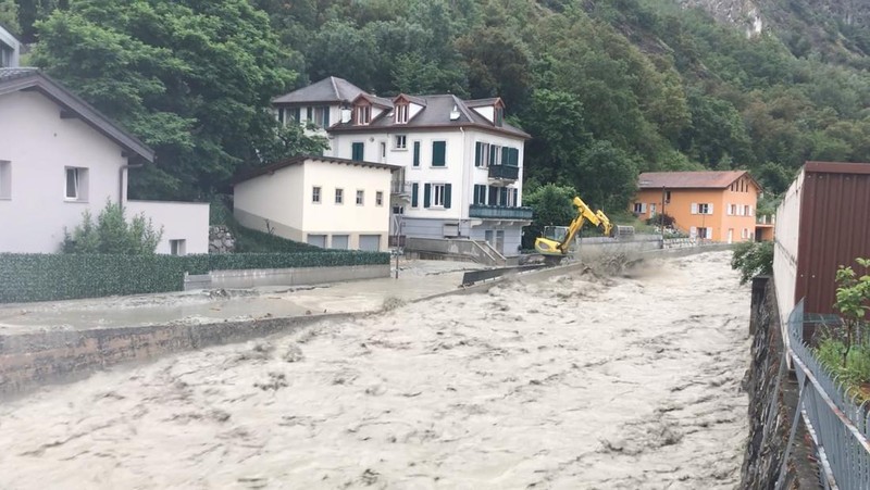 Hujan deras mengguyur wilayah lembah Mesolcina di wilayah Grisons, Swiss selama beberapa hari menyebabkan banjir dan tanah longsor. (Tangkapan Layar Video Reuters/YURY LIBERAU)