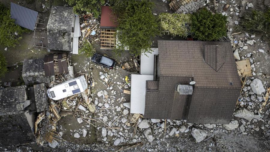 Hujan deras mengguyur wilayah lembah Mesolcina di wilayah Grisons, Swiss selama beberapa hari menyebabkan banjir dan tanah longsor. (Tangkapan Layar Video Reuters/YURY LIBERAU)