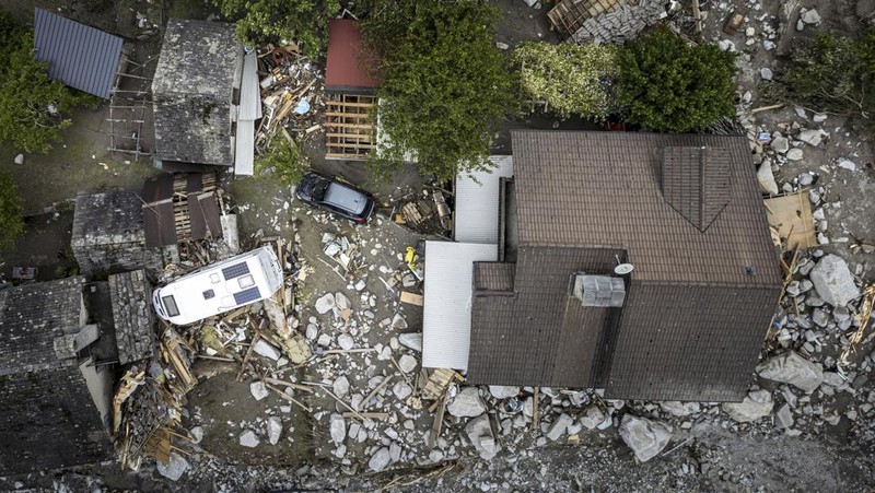 Hujan deras mengguyur wilayah lembah Mesolcina di wilayah Grisons, Swiss selama beberapa hari menyebabkan banjir dan tanah longsor. (Tangkapan Layar Video Reuters/YURY LIBERAU)