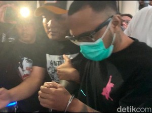 Sosok Kru Band V Pemasok Sabu ke Virgoun Saat Dibawa ke Polres Jakbar