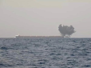 Penampakan Kapal Tanker Minyak Meledak Diserang Houthi di Laut Merah