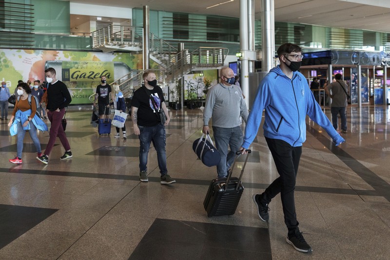 Penumpang mengantri di luar Terminal 1 setelah pemadaman listrik semalaman menyebabkan gangguan dan pembatalan di Bandara Manchester di Manchester, Inggris, 23 Juni 2024. (REUTERS/Phil Noble)