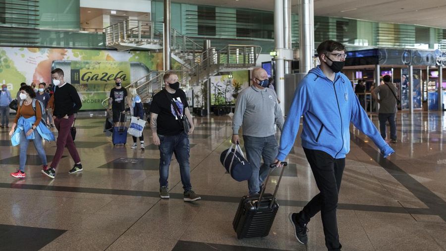Penumpang mengantri di luar Terminal 1 setelah pemadaman listrik semalaman menyebabkan gangguan dan pembatalan di Bandara Manchester di Manchester, Inggris, 23 Juni 2024. (REUTERS/Phil Noble)