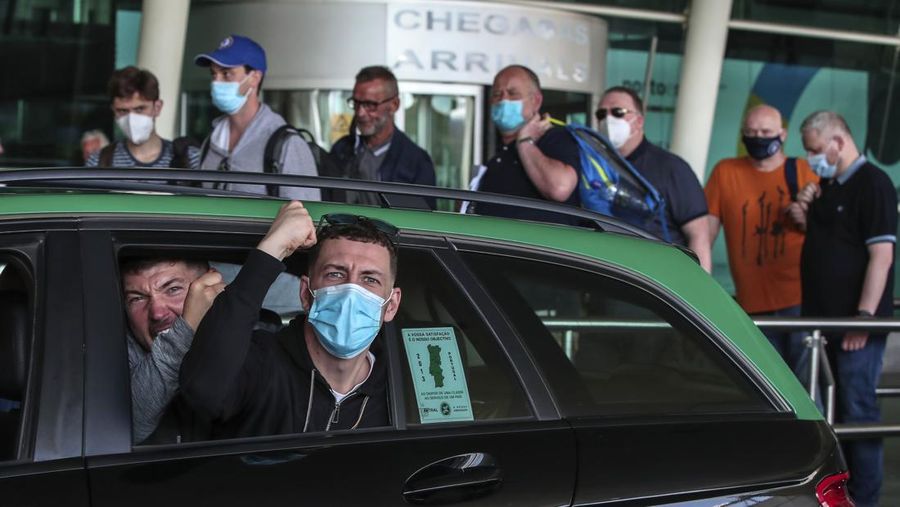 Penumpang mengantri di luar Terminal 1 setelah pemadaman listrik semalaman menyebabkan gangguan dan pembatalan di Bandara Manchester di Manchester, Inggris, 23 Juni 2024. (REUTERS/Phil Noble)