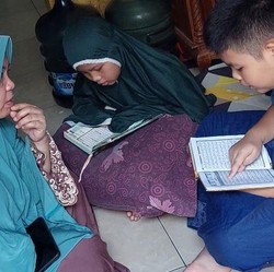Pengorbanan Guru Ngaji Bertangan Satu Rawat Buah Hati yang Autis-Buta