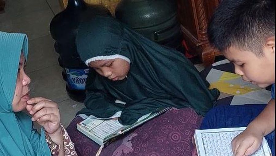 Pengorbanan Guru Ngaji Bertangan Satu Rawat Buah Hati dengan Autis, Buta dan Kelainan Darah. (Dok. Berbuat Baik)
