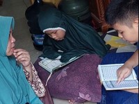 Pengorbanan Guru Ngaji Bertangan Satu Rawat Buah Hati yang Autis-Buta