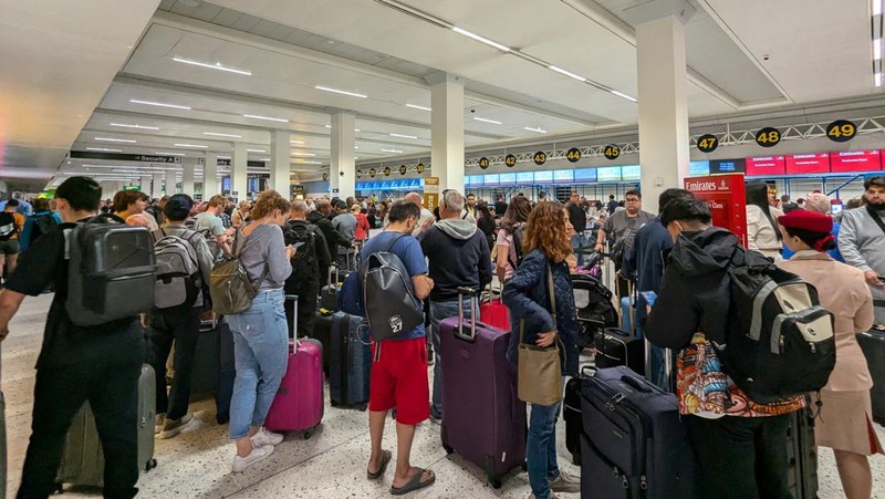 Penumpang mengantri di luar Terminal 1 setelah pemadaman listrik semalaman menyebabkan gangguan dan pembatalan di Bandara Manchester di Manchester, Inggris, 23 Juni 2024. (REUTERS/Phil Noble)