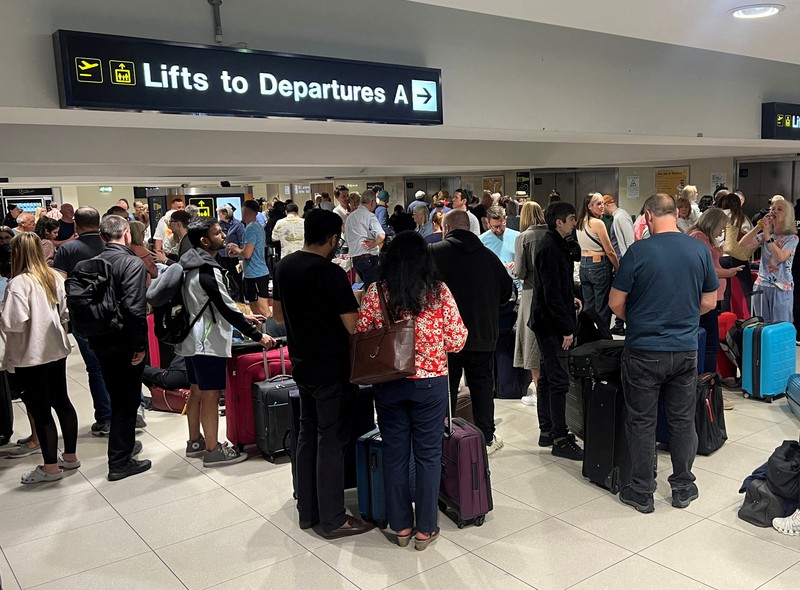Penumpang mengantri di luar Terminal 1 setelah pemadaman listrik semalaman menyebabkan gangguan dan pembatalan di Bandara Manchester di Manchester, Inggris, 23 Juni 2024. Penumpang mengantri di luar Terminal 1 setelah pemadaman listrik semalaman menyebabkan gangguan dan pembatalan di Bandara Manchester di Manchester, Inggris, 23 Juni 2024. (REUTERS/Phil Noble)