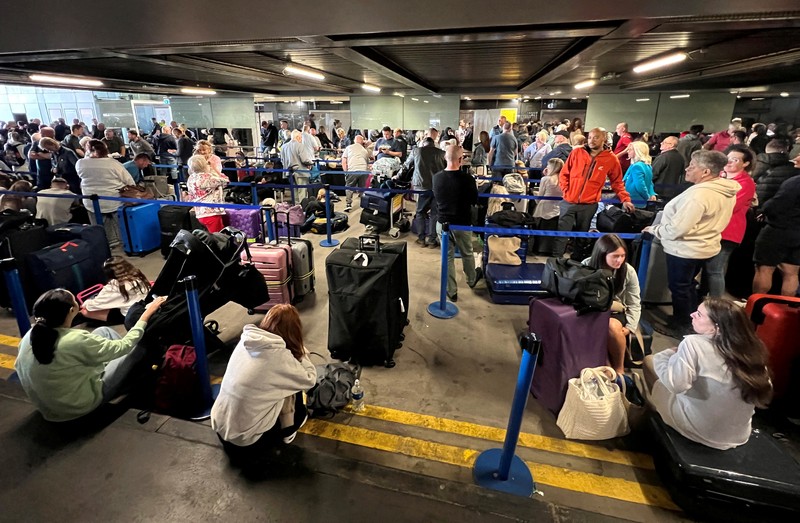 Penumpang mengantri di luar Terminal 1 setelah pemadaman listrik semalaman menyebabkan gangguan dan pembatalan di Bandara Manchester di Manchester, Inggris, 23 Juni 2024. Penumpang mengantri di luar Terminal 1 setelah pemadaman listrik semalaman menyebabkan gangguan dan pembatalan di Bandara Manchester di Manchester, Inggris, 23 Juni 2024. (REUTERS/Phil Noble)