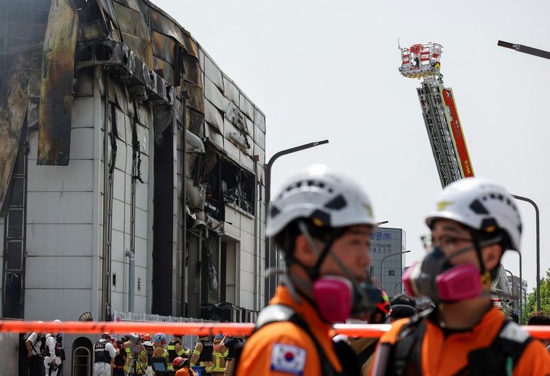 Asap mengepul dari sebuah gedung menyusul kebakaran mematikan di pabrik baterai di Hwaseong, Korea Selatan, 24 Juni 2024. (REUTERS/Kim Hong-ji)