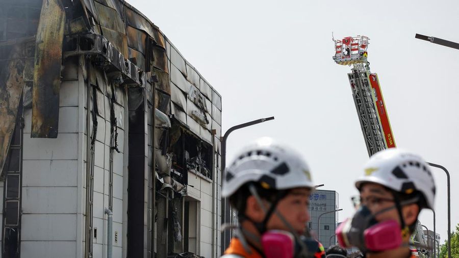 Asap mengepul dari sebuah gedung menyusul kebakaran mematikan di pabrik baterai di Hwaseong, Korea Selatan, 24 Juni 2024. (REUTERS/Kim Hong-ji)