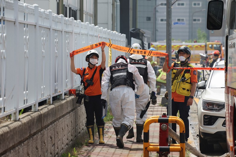 Asap mengepul dari sebuah gedung menyusul kebakaran mematikan di pabrik baterai di Hwaseong, Korea Selatan, 24 Juni 2024. (REUTERS/Kim Hong-ji)