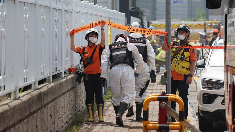 Asap mengepul dari sebuah gedung menyusul kebakaran mematikan di pabrik baterai di Hwaseong, Korea Selatan, 24 Juni 2024. (REUTERS/Kim Hong-ji)