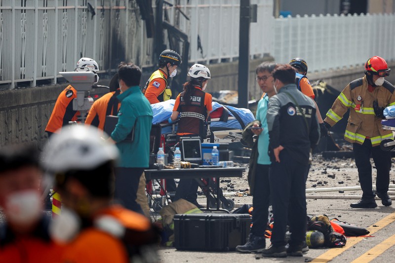 Asap mengepul dari sebuah gedung menyusul kebakaran mematikan di pabrik baterai di Hwaseong, Korea Selatan, 24 Juni 2024. (REUTERS/Kim Hong-ji)