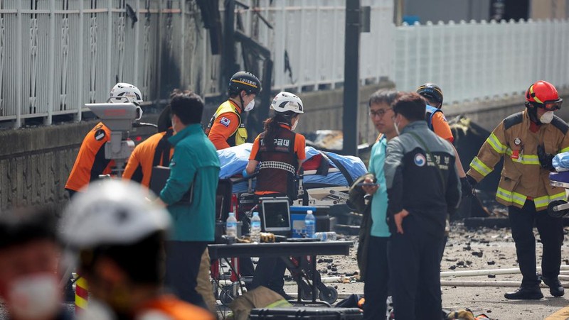 Asap mengepul dari sebuah gedung menyusul kebakaran mematikan di pabrik baterai di Hwaseong, Korea Selatan, 24 Juni 2024. (REUTERS/Kim Hong-ji)