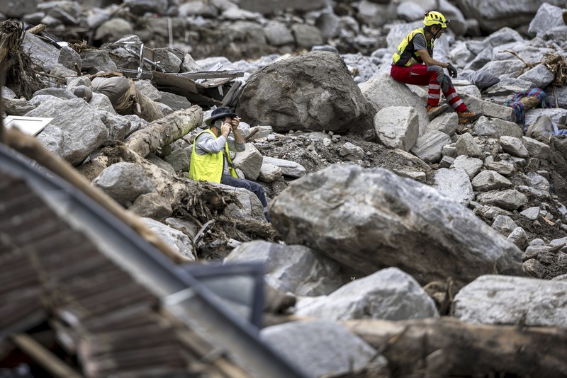 Hujan deras mengguyur wilayah lembah Mesolcina di wilayah Grisons, Swiss selama beberapa hari menyebabkan banjir dan tanah longsor. (Tangkapan Layar Video Reuters/YURY LIBERAU)